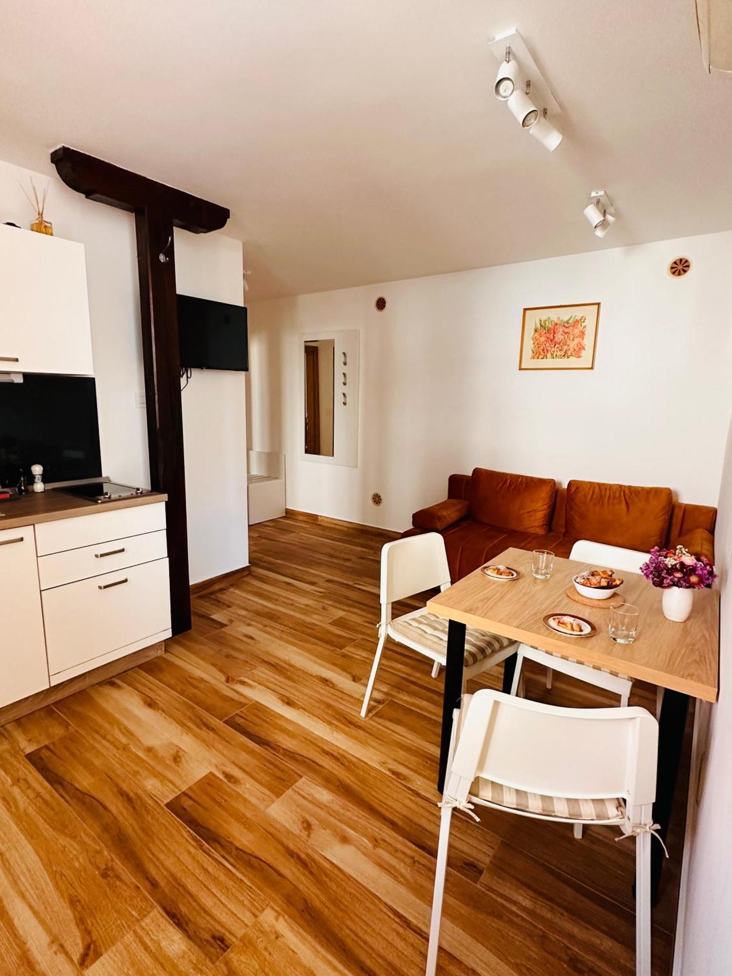 Lux Apartments In Downtown プーラ エクステリア 写真